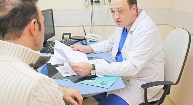 Vyras konsultuojasi su urologu
